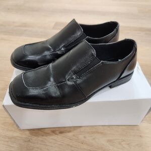 Boys size 5 Soma dress shoes